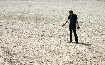 © ICPDR/Mandl a man throwing a frisbee at a beach
