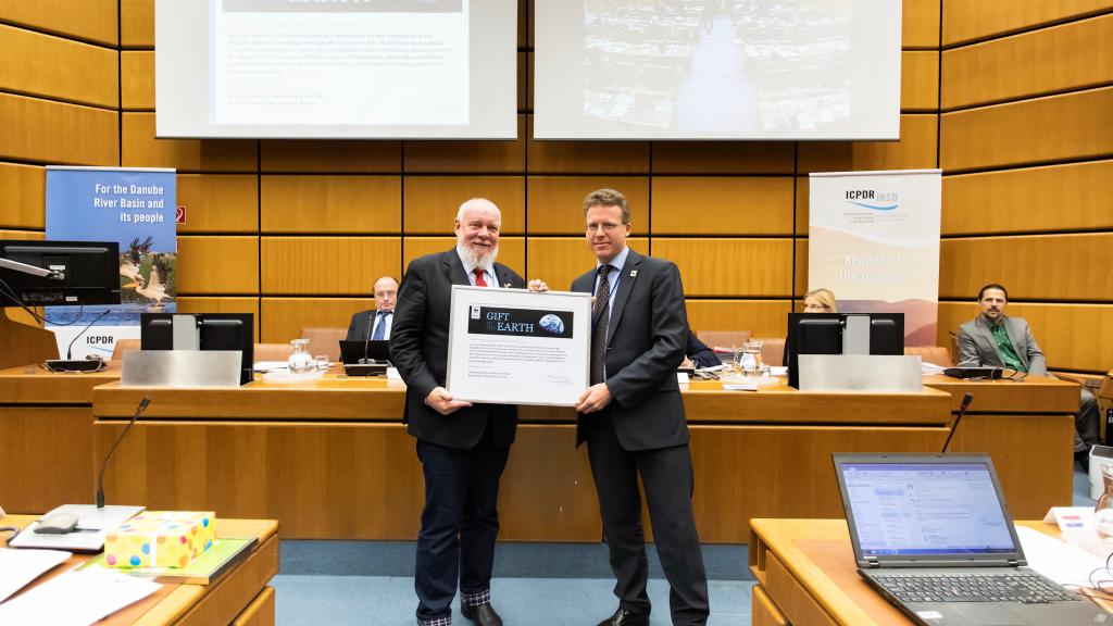 WWF Andreas Beckmann presents Helge Wendenburg with Gift to the Earth award