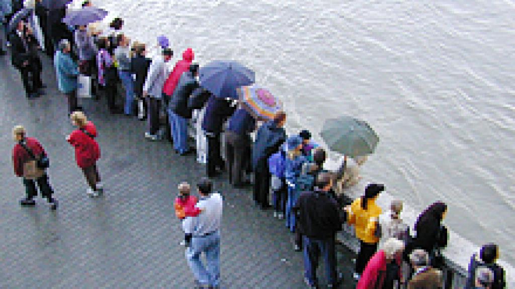 A crowd of people over looking a body of water