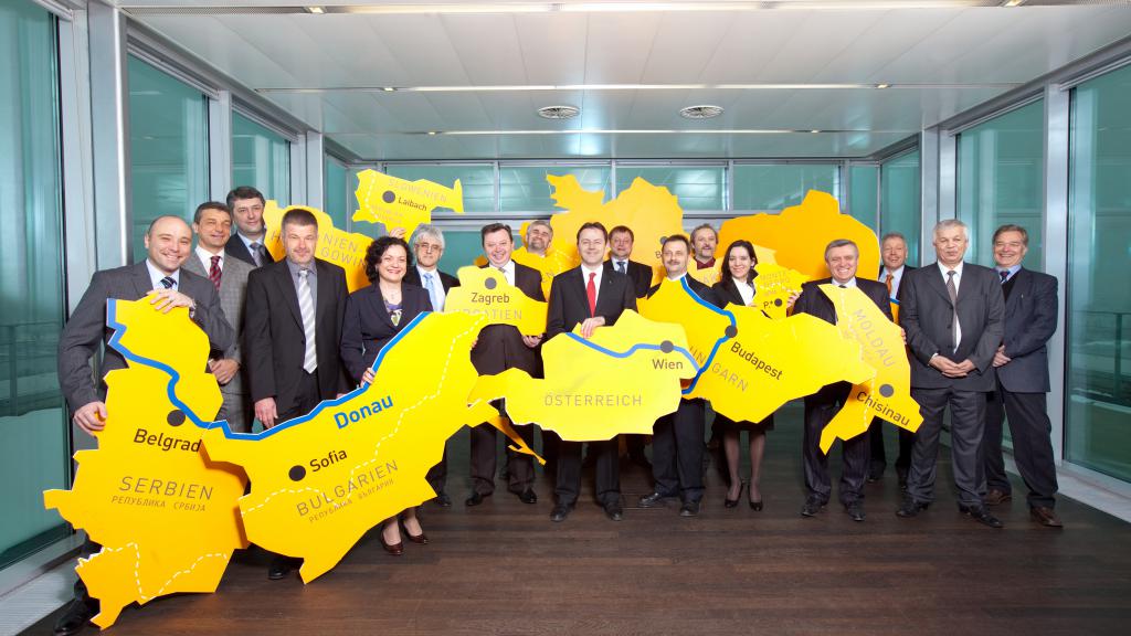 Ministers holding giant puzzle tiles in the shape of their countries at the Ministerial Meeting 2010