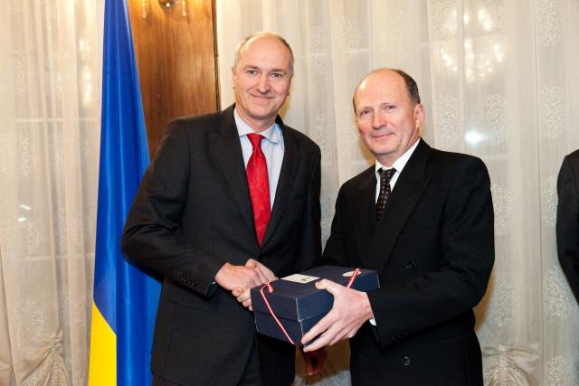 Mykola Melenevskyi poses with another attendee 