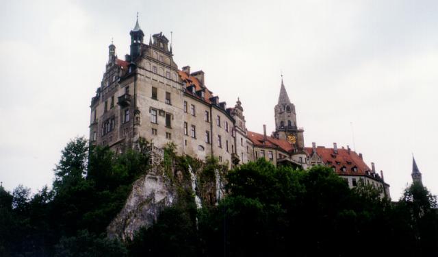 a castle on a cloudy day